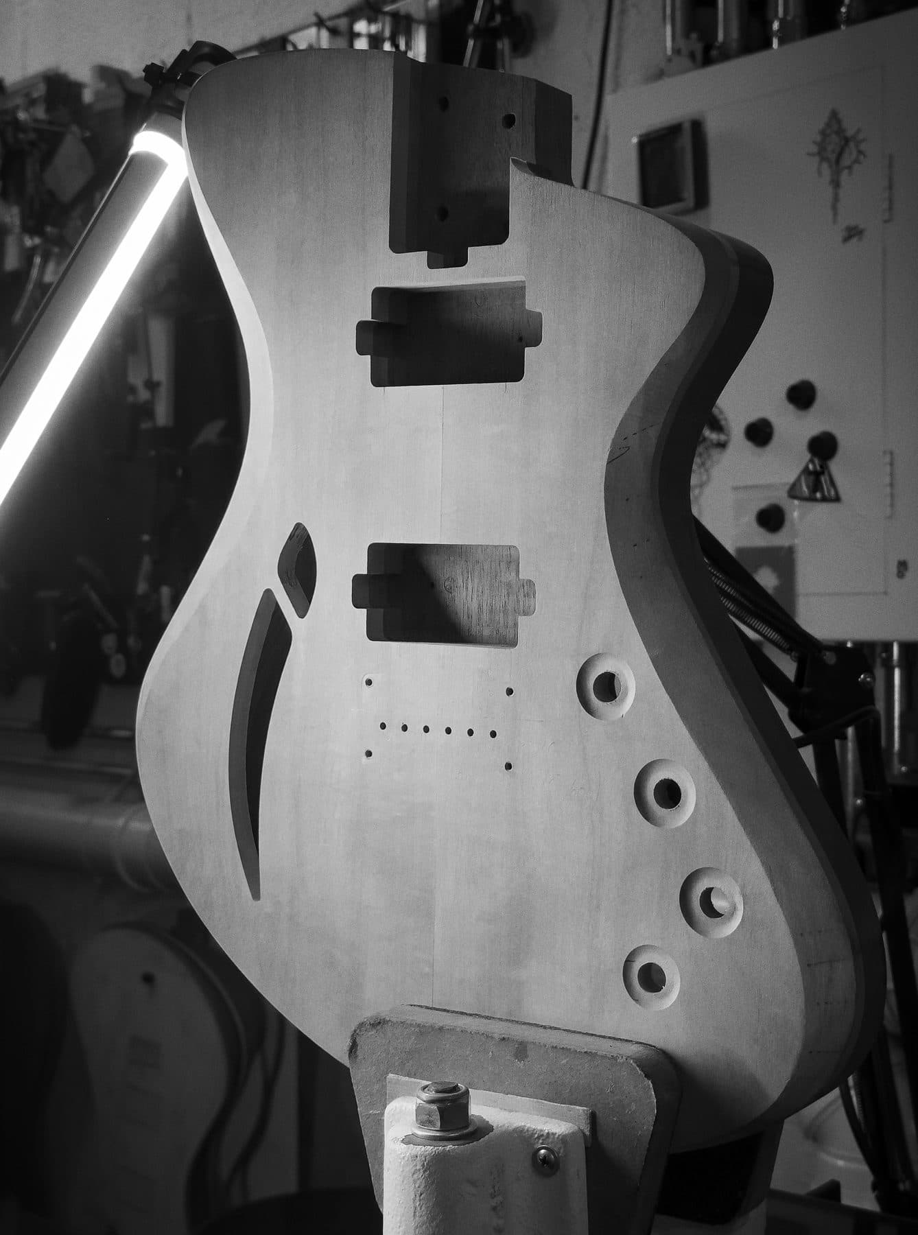 Corpo de guitarra em branco, sem acabamento, em preto e branco
