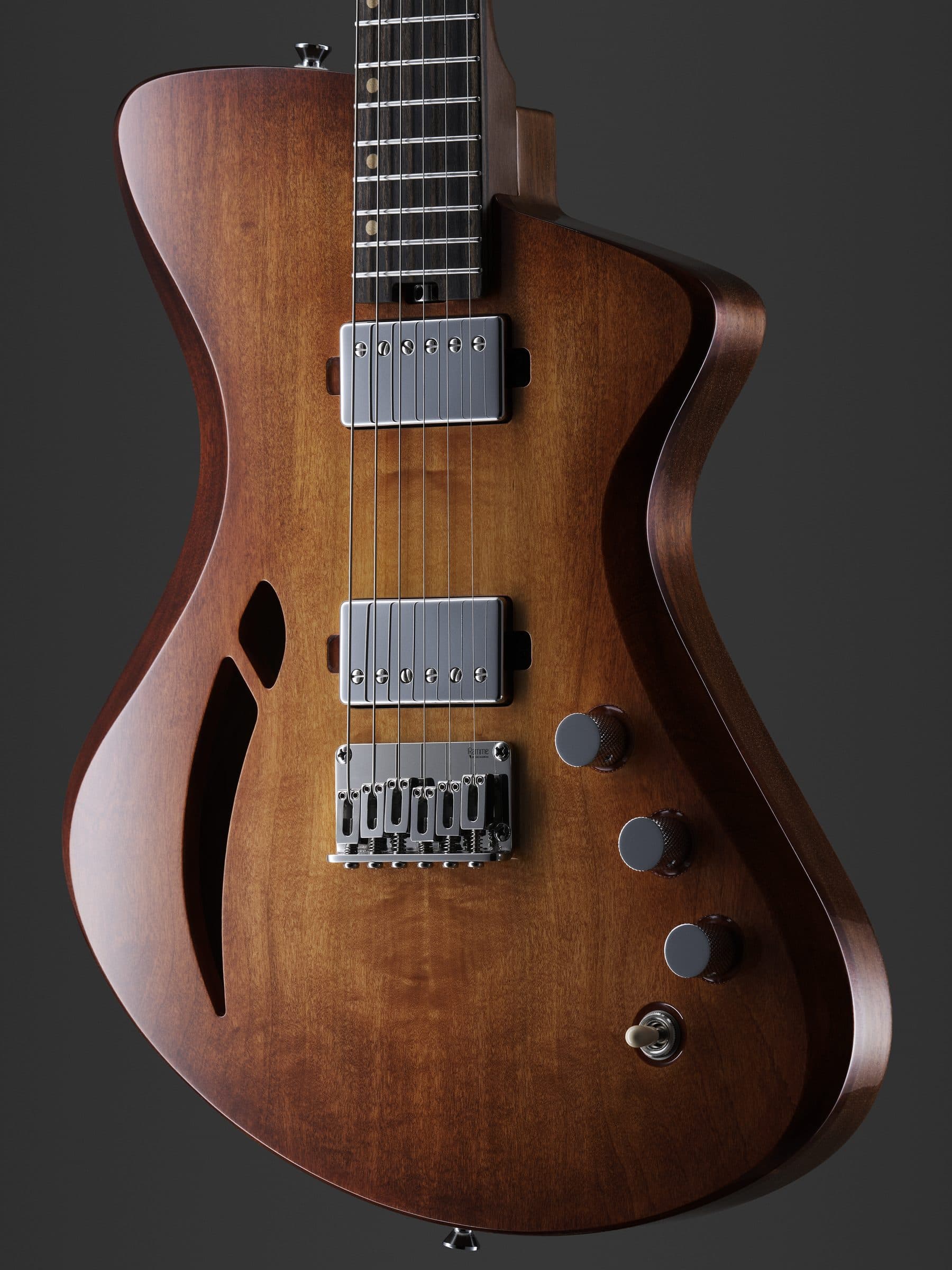 Corpo de uma guitarra Sallowicz Fluid em madeira clara, com o F-hole em destaque