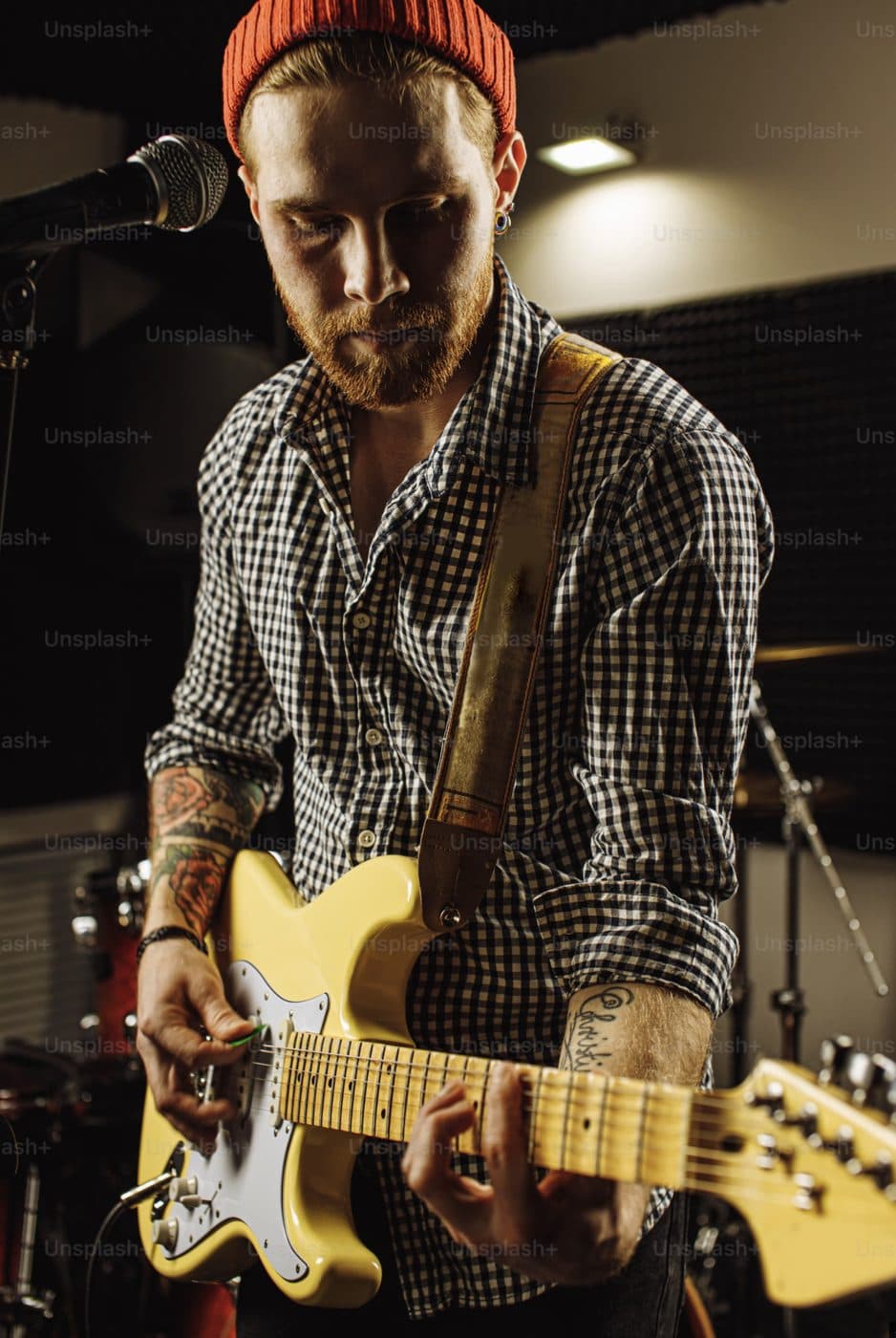 Guitarrista no palco com uma guitarra Sallowicz amarela